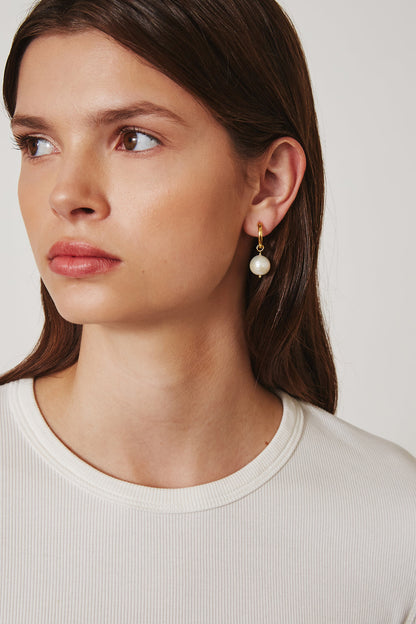 KAIA WHITE PEARL HOOP EARRING