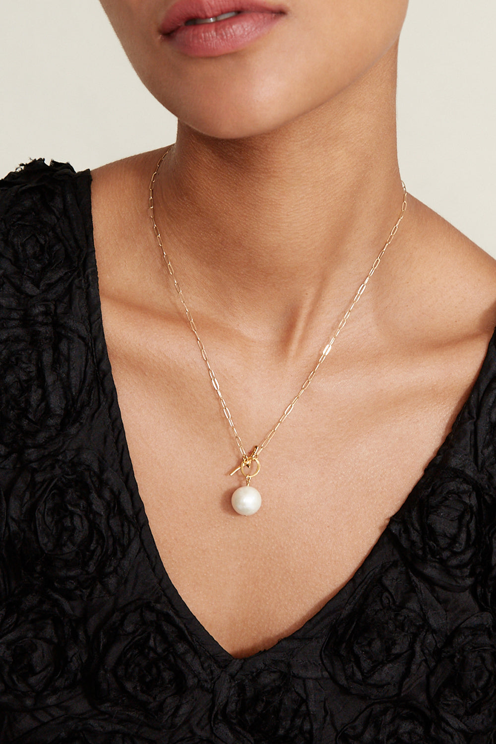 SOPHIA FRESHWATER PEARL TOGGLE NECKLACE